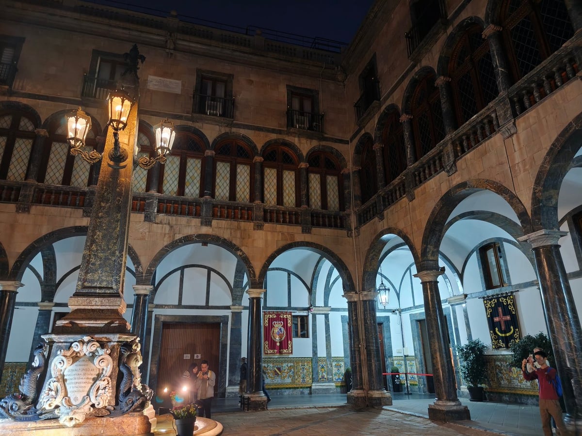 Fachada neoclásica de la Capitanía General de Barcelona, antiguo Antic Convent de la Mercè, en el Passeig de Colom