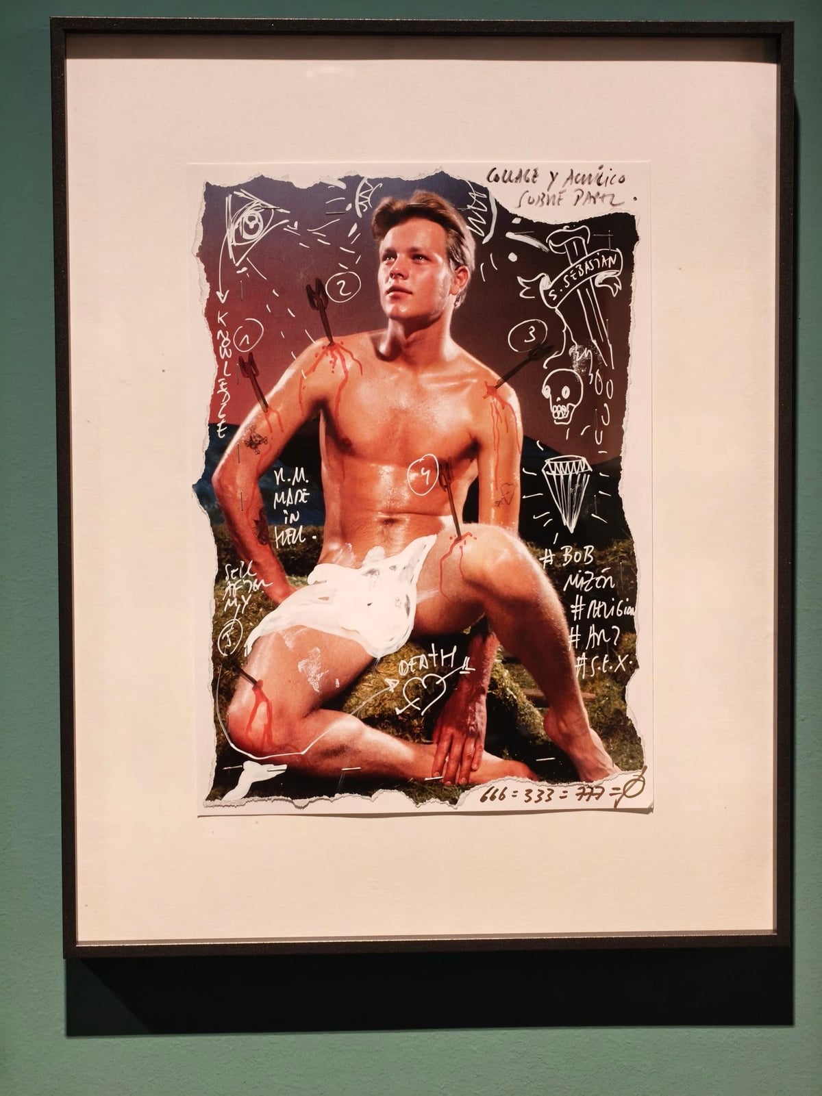 Collage y acrílico sobre papel que reinterpreta a san Sebastián: un joven en paños menores con cuatro flechas numeradas clavadas y sangre dibujada, rodeado de garabatos blancos como una daga con la leyenda «S. Sebastian», una calavera, un diamante y el hashtag #BobMizer.