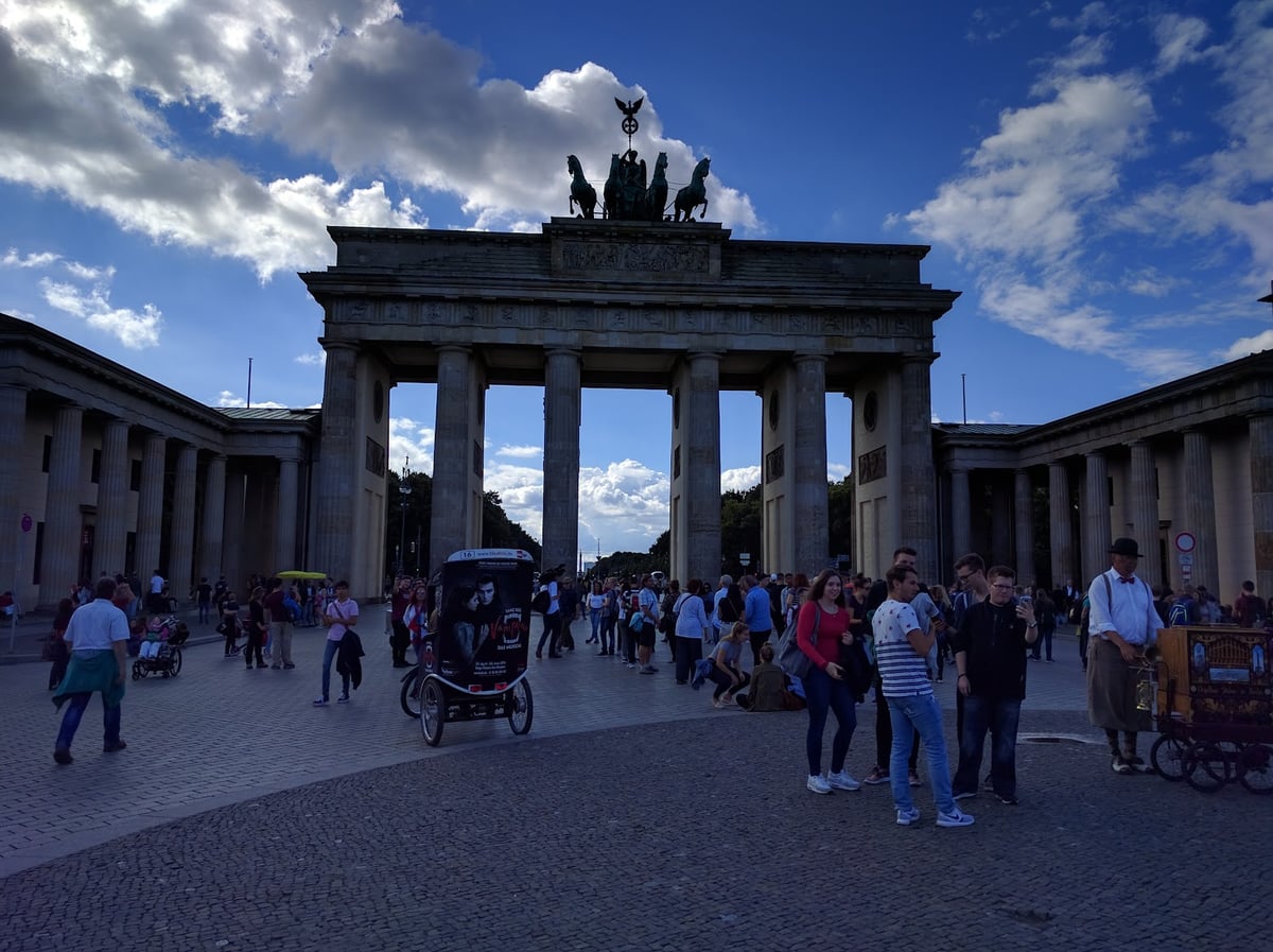 Puerta de Brandeburgo con visitantes en la plaza.