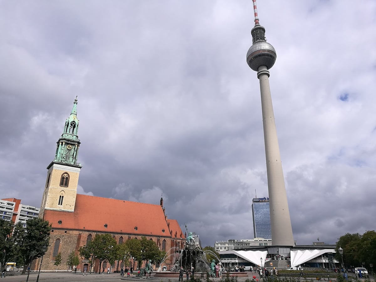 Iglesia de Santa María y torre de televisión de Berlín