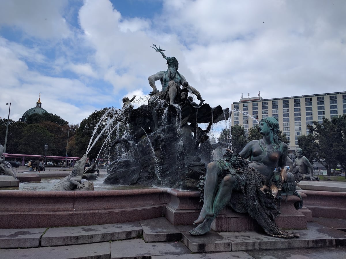 Fuente de Neptuno frente a la torre de televisión