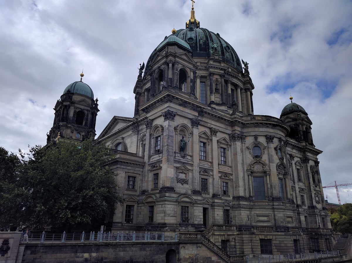 Catedral de Berlín junto al río Spree