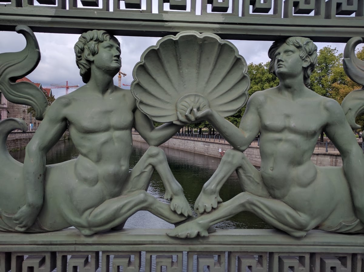 Relieve escultórico clásico en un edificio monumental