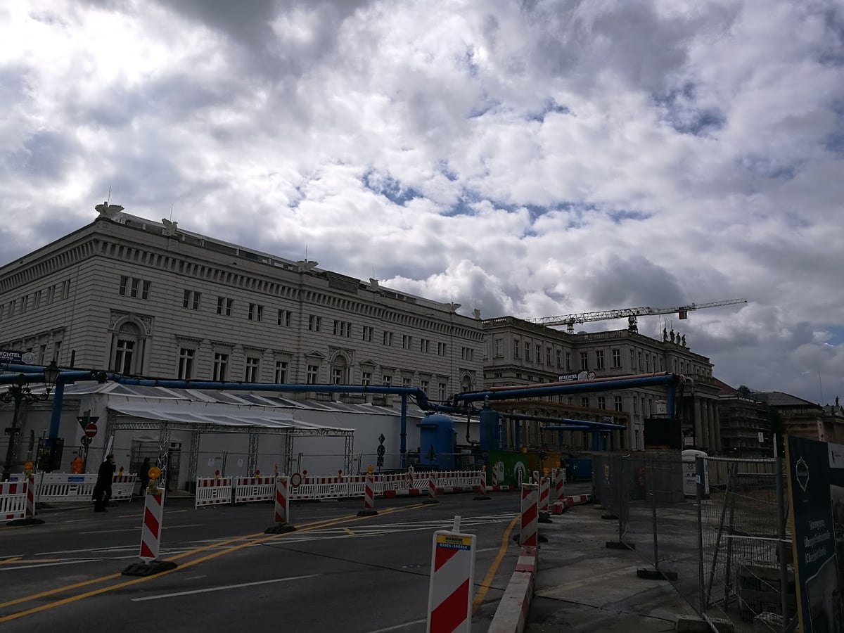 Edificio histórico de Berlín en una plaza