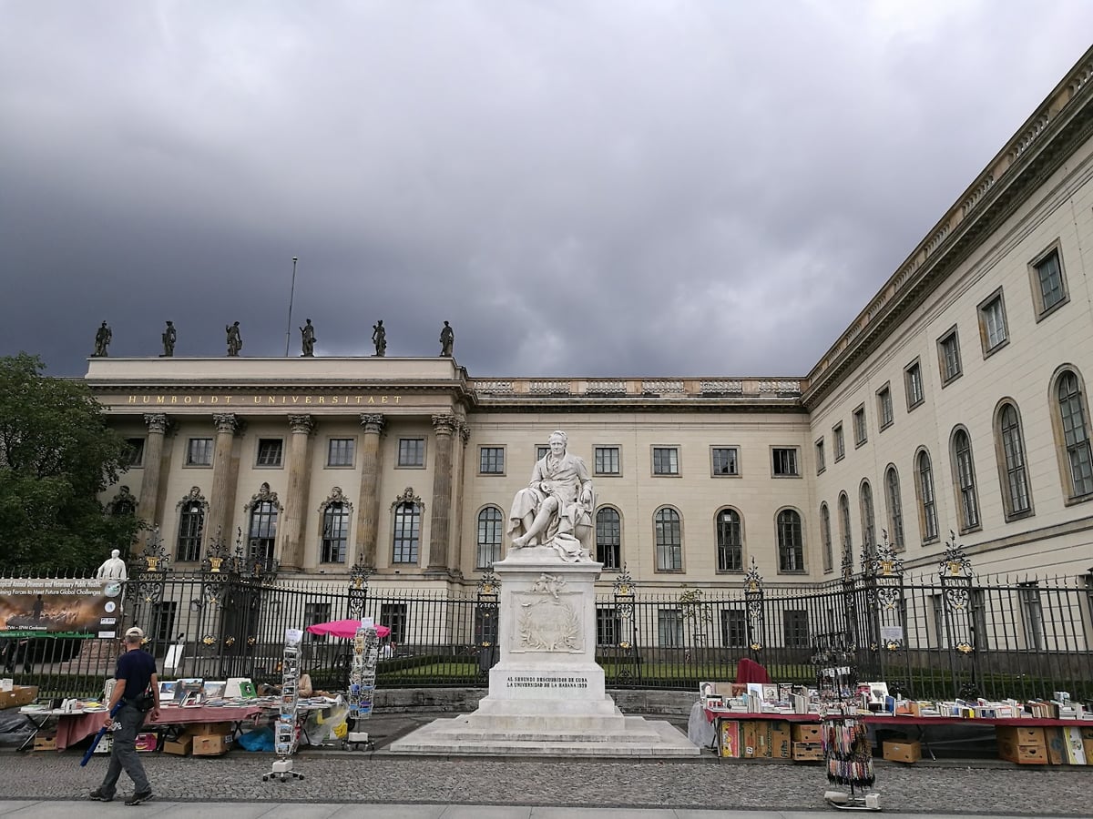 Monumento escultórico en una plaza de Berlín
