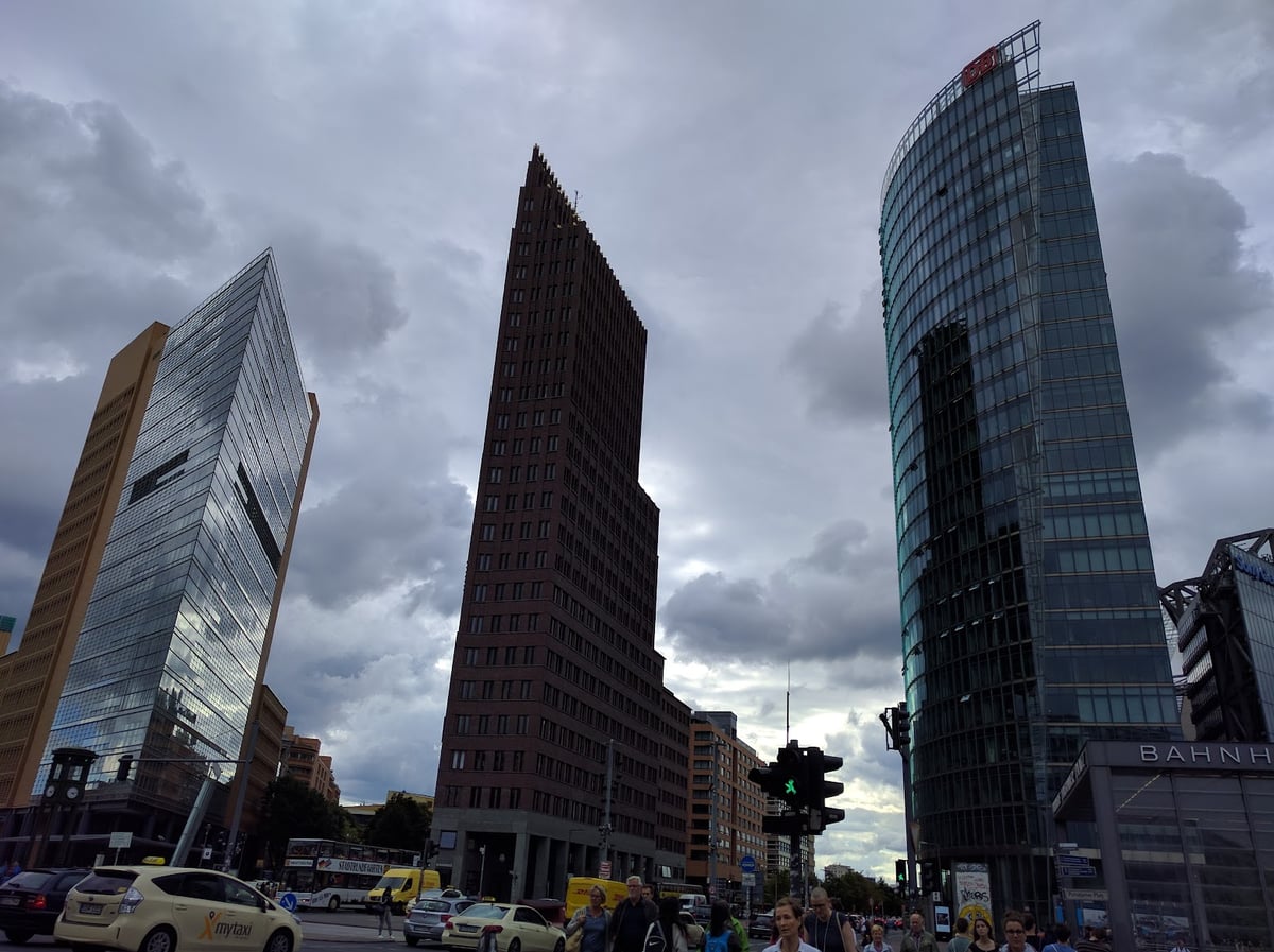 Edificio histórico de ladrillo rojo con ornamentación