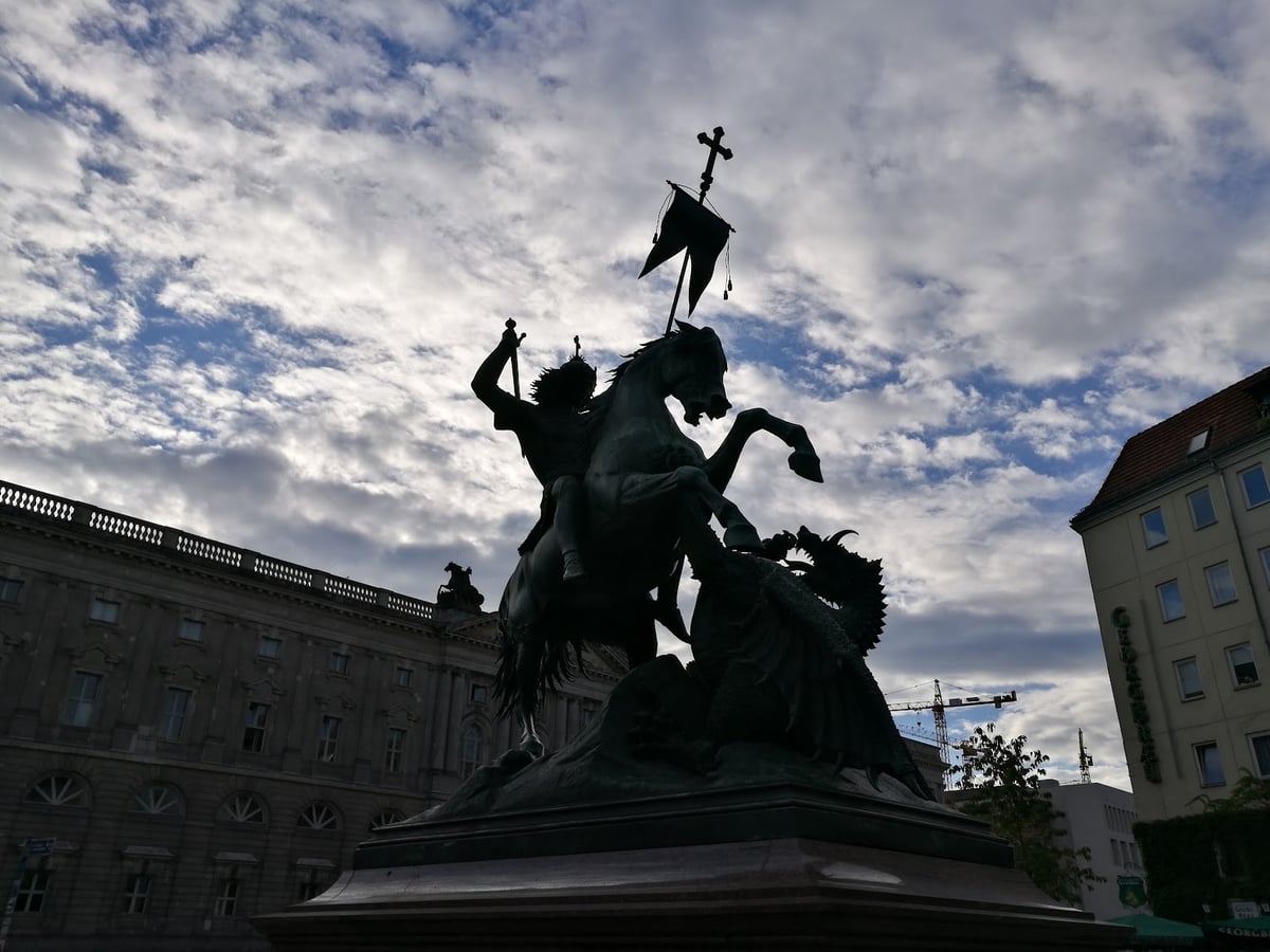 Escultura monumental en una plaza de Berlín