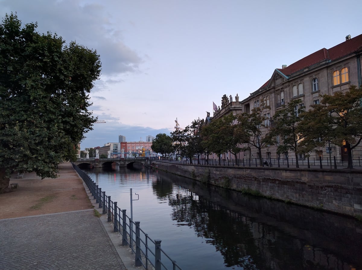 Canal de Berlín rodeado de árboles y edificios
