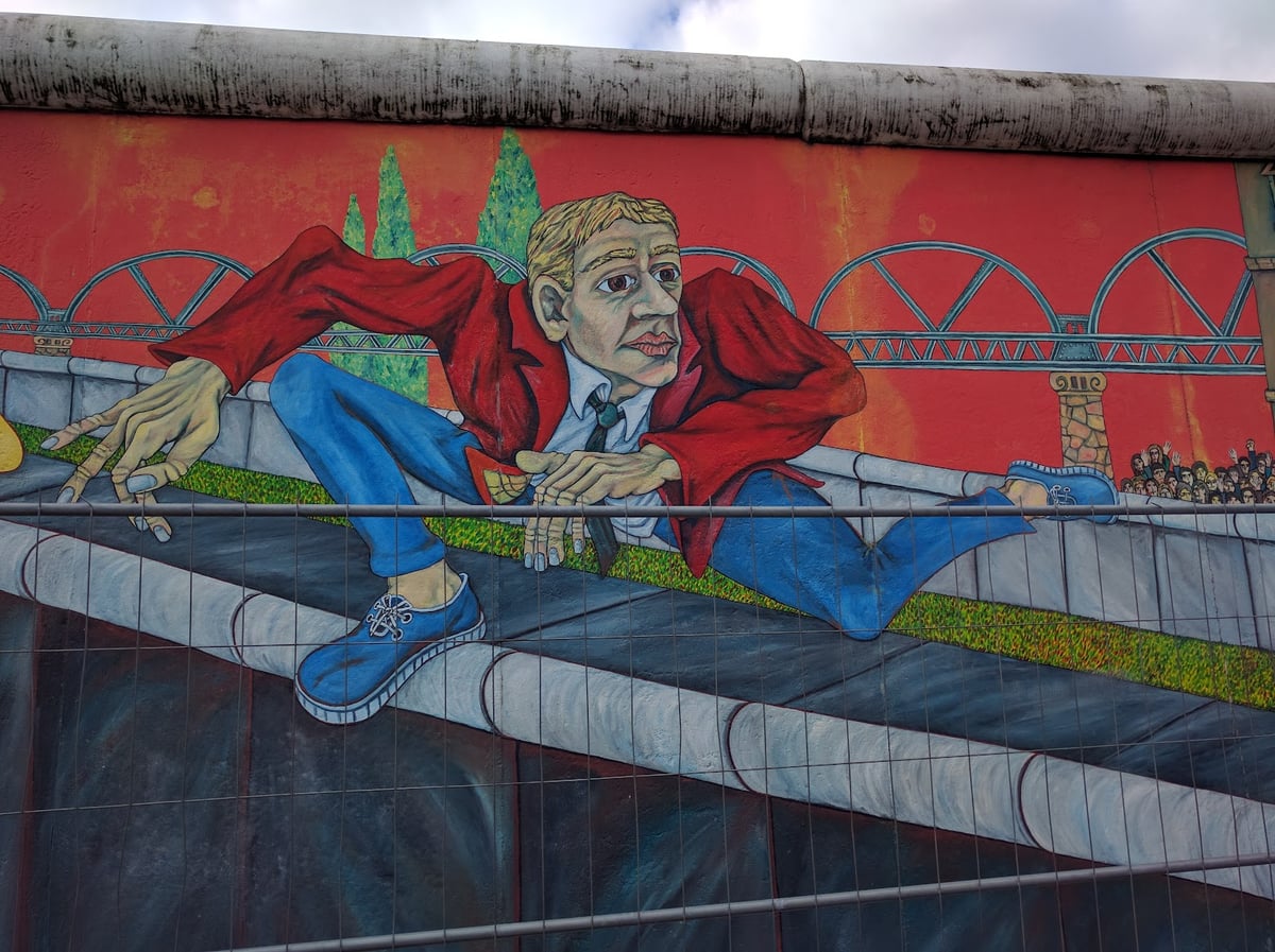 Mural figurativo sobre el Muro de Berlín