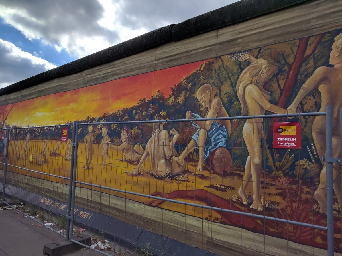 Mural artístico con personajes y colores vivos