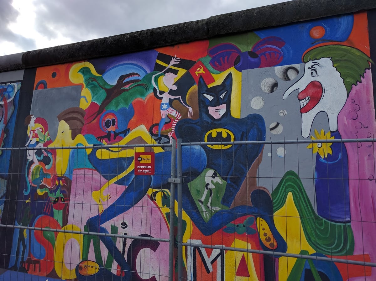 Mural colorido con figuras y personajes