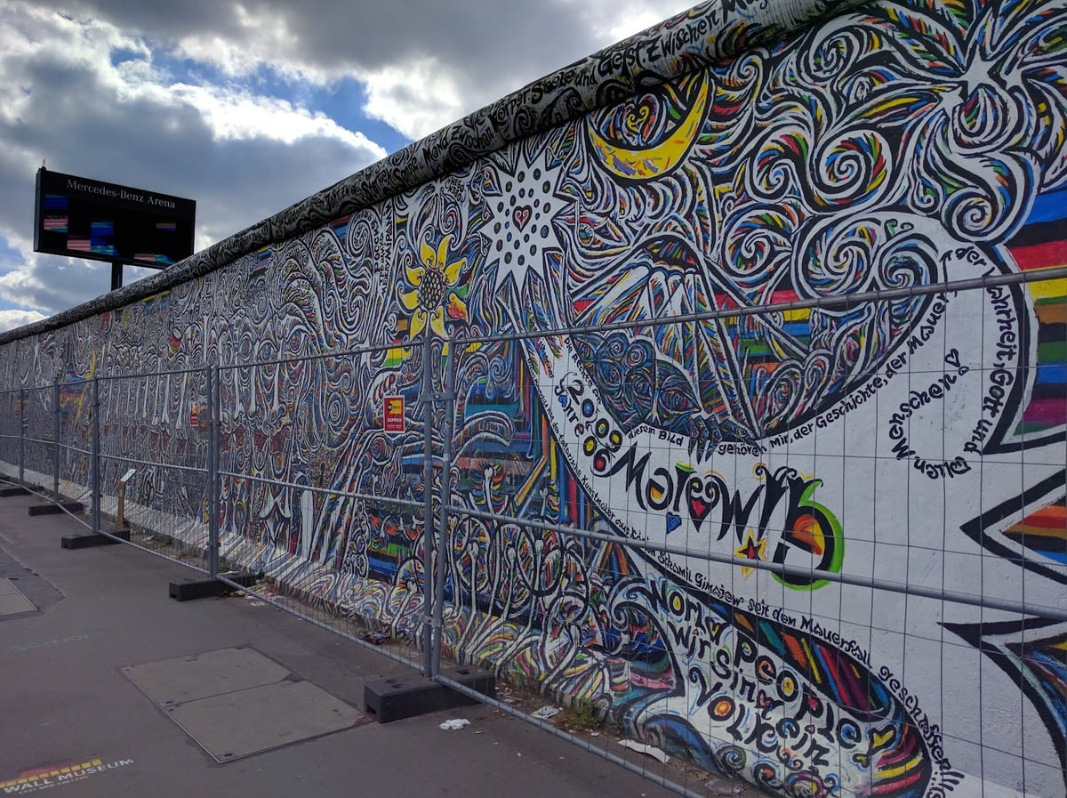 Muro cubierto de grafitis y diseños abstractos