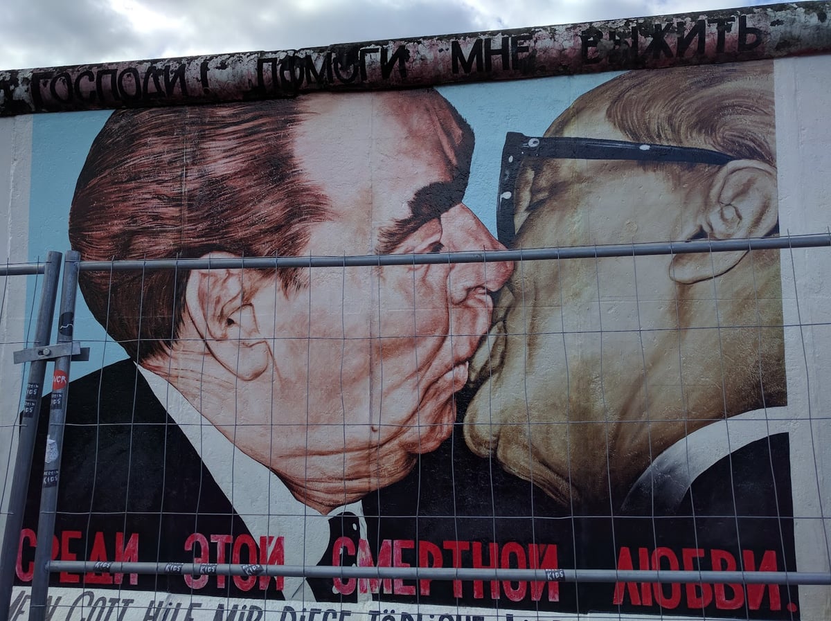 Mural con retratos y figuras humanas