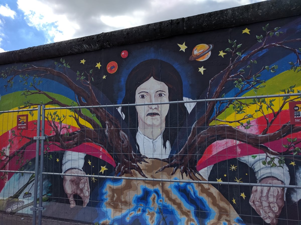 Mural artístico con figuras y colores intensos