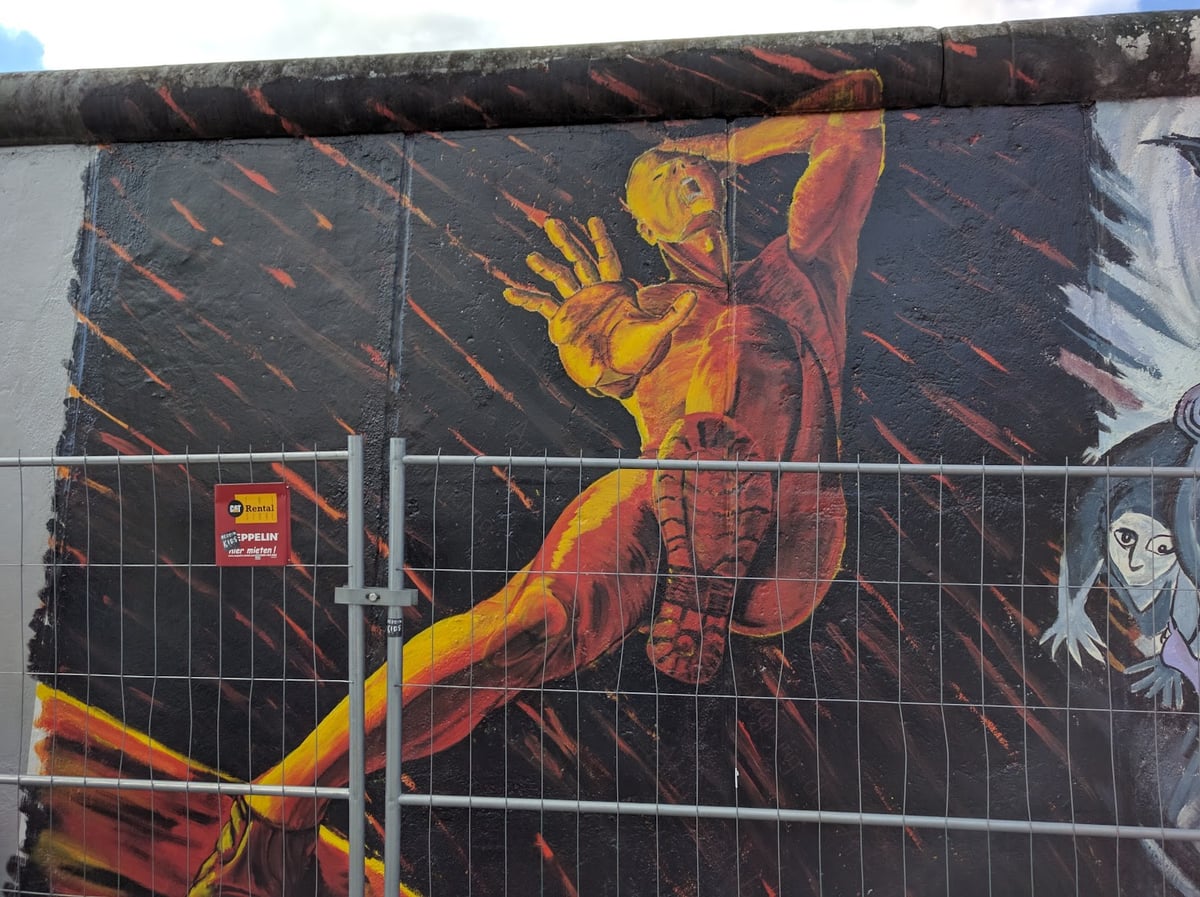 Mural con una figura y motivos abstractos