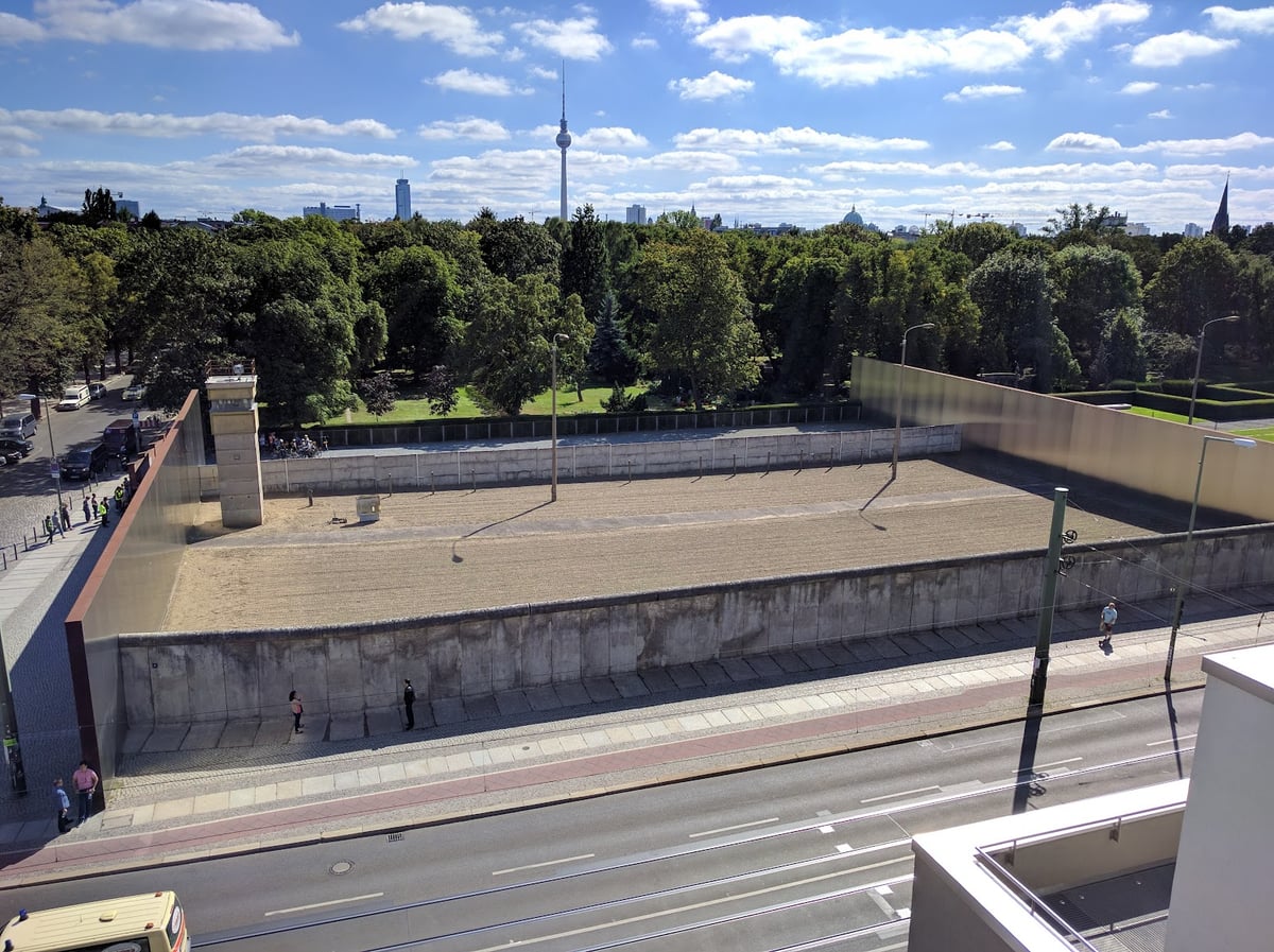 Vista exterior de un tramo del Muro de Berlín