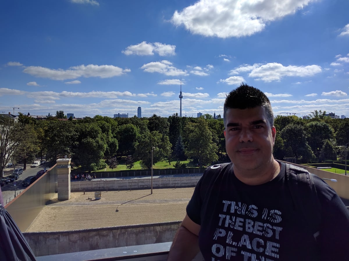 Persona posando ante un paisaje urbano de Berlín