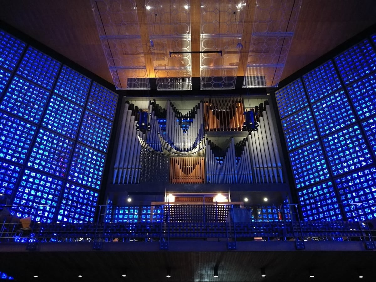 Interior de una iglesia con iluminación azul