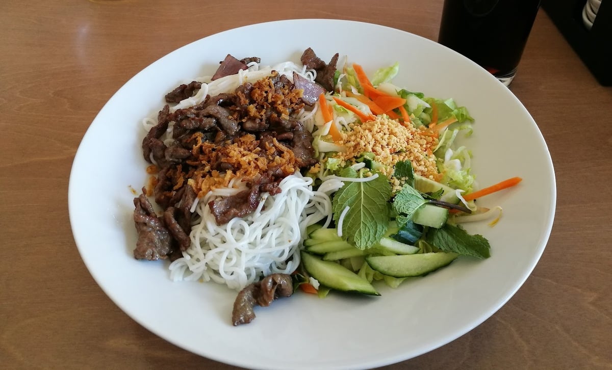 Plato de comida servido en un restaurante
