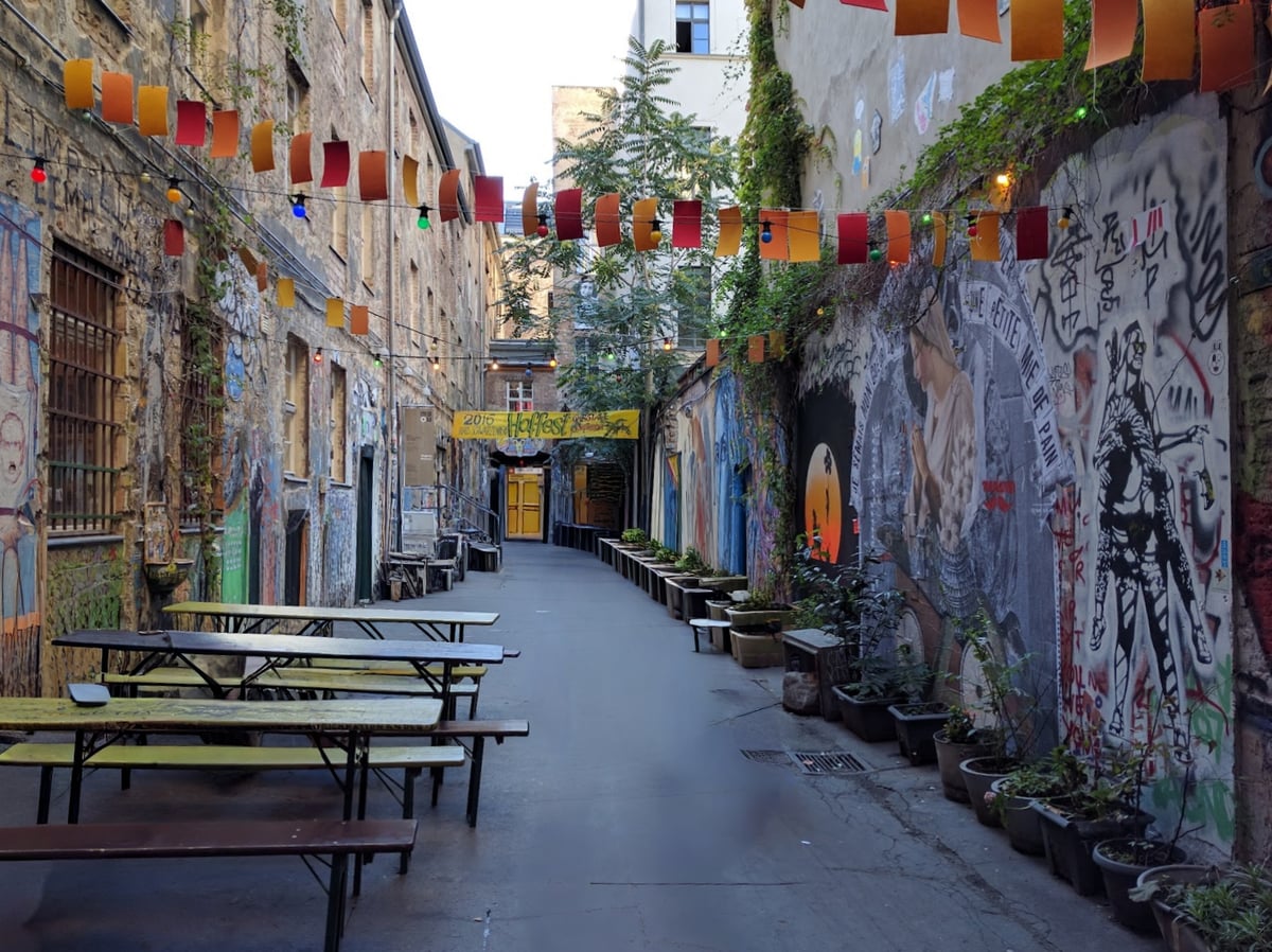 Callejuela de Berlín decorada con grafitis y banderines.