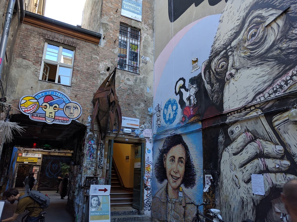 Mural de arte urbano en un patio