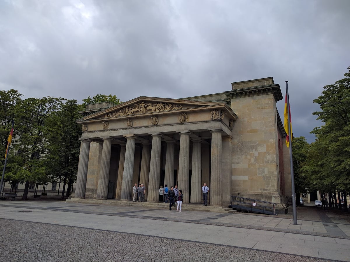 Templo neoclásico en Berlín rodeado de árboles
