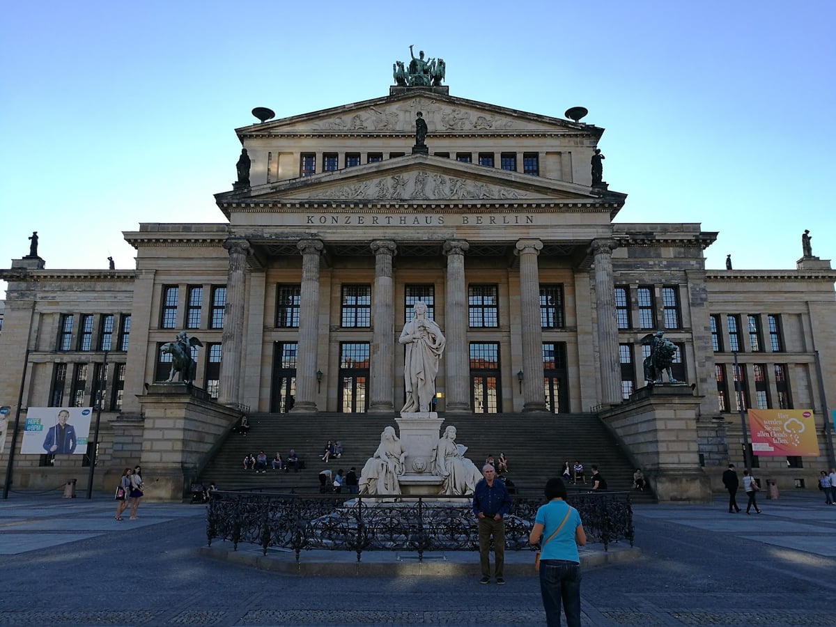 Konzerthaus de Berlín en una plaza