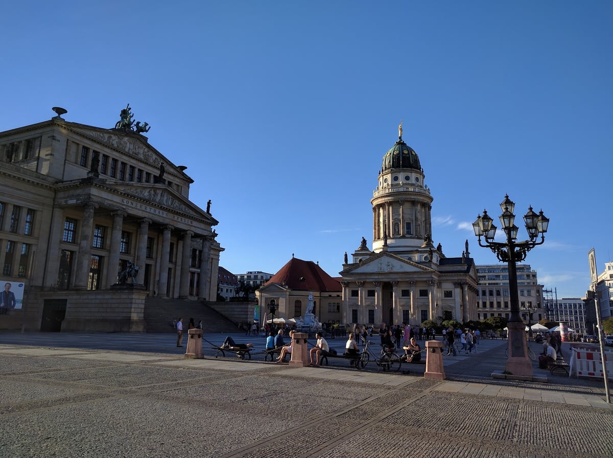 Plaza Gendarmenmarkt con edificios monumentales