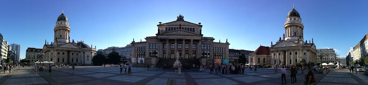 Panorámica de Gendarmenmarkt al atardecer