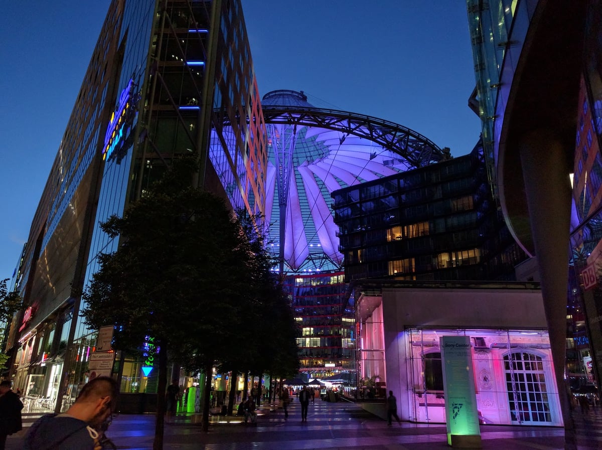 Instalación artística iluminada en una zona urbana