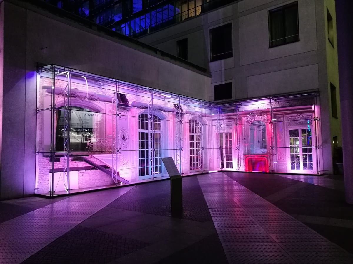 Edificio moderno iluminado con luces de colores