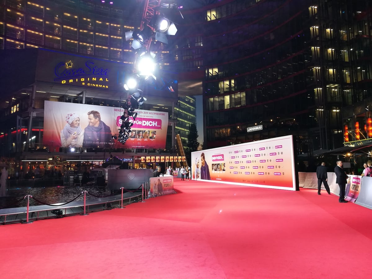 Evento nocturno con una alfombra roja