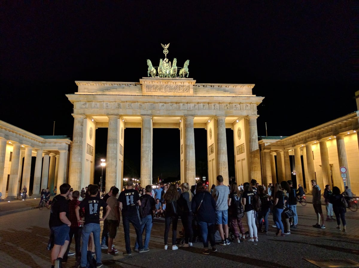 Puerta de Brandeburgo iluminada por la noche