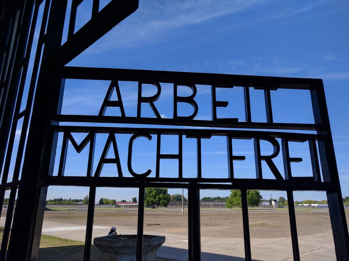 Cartel de entrada al campo de concentración de Sachsenhausen.