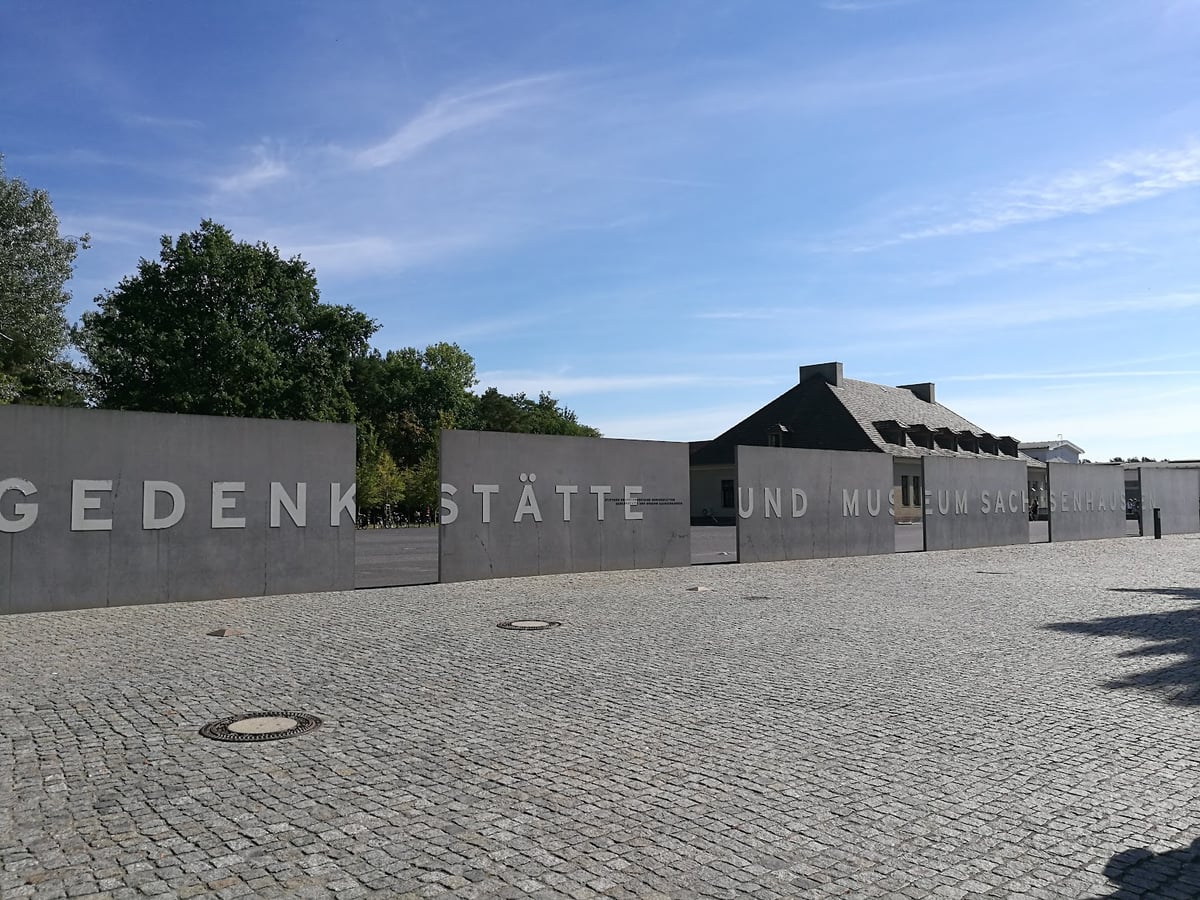 Memorial de Sachsenhausen con el antiguo campo al fondo
