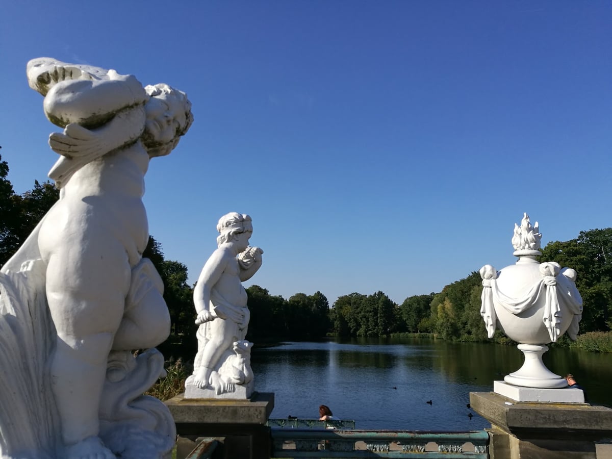 Estatuas clásicas junto al estanque del parque