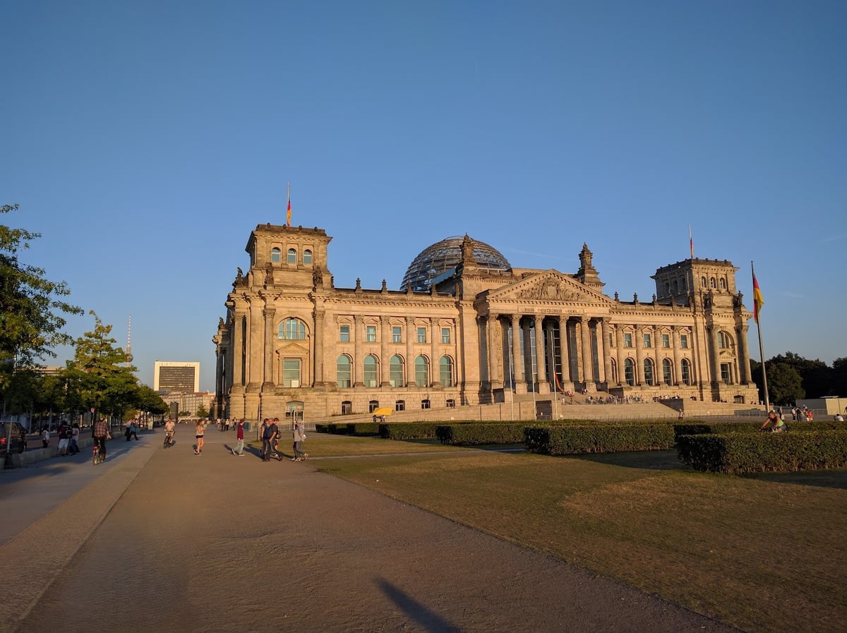 Edificio monumental del centro de Berlín al atardecer