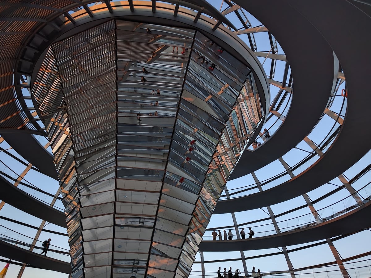 Interior de la cúpula del Reichstag visto desde abajo