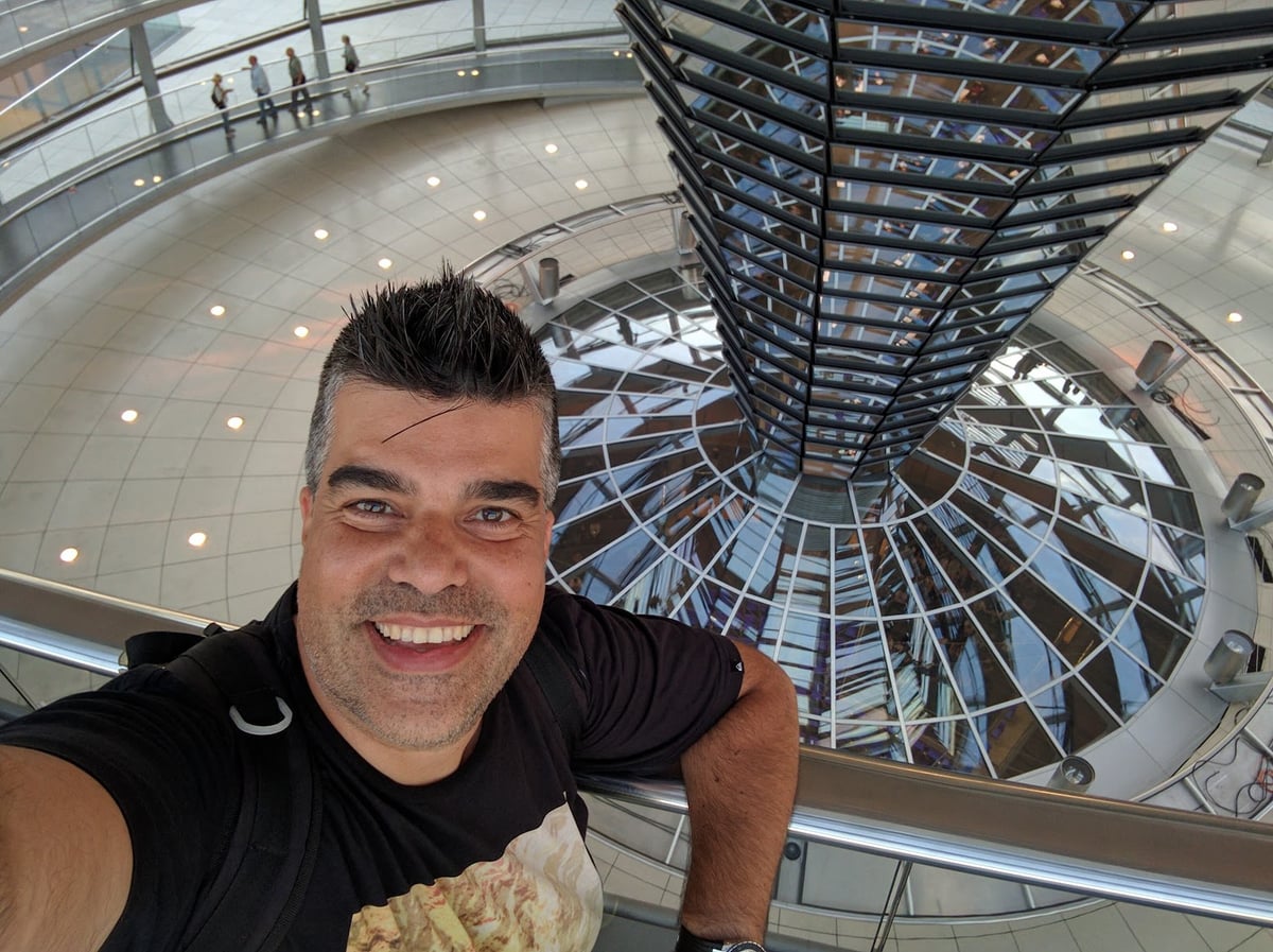 Persona en el interior de la cúpula del Reichstag