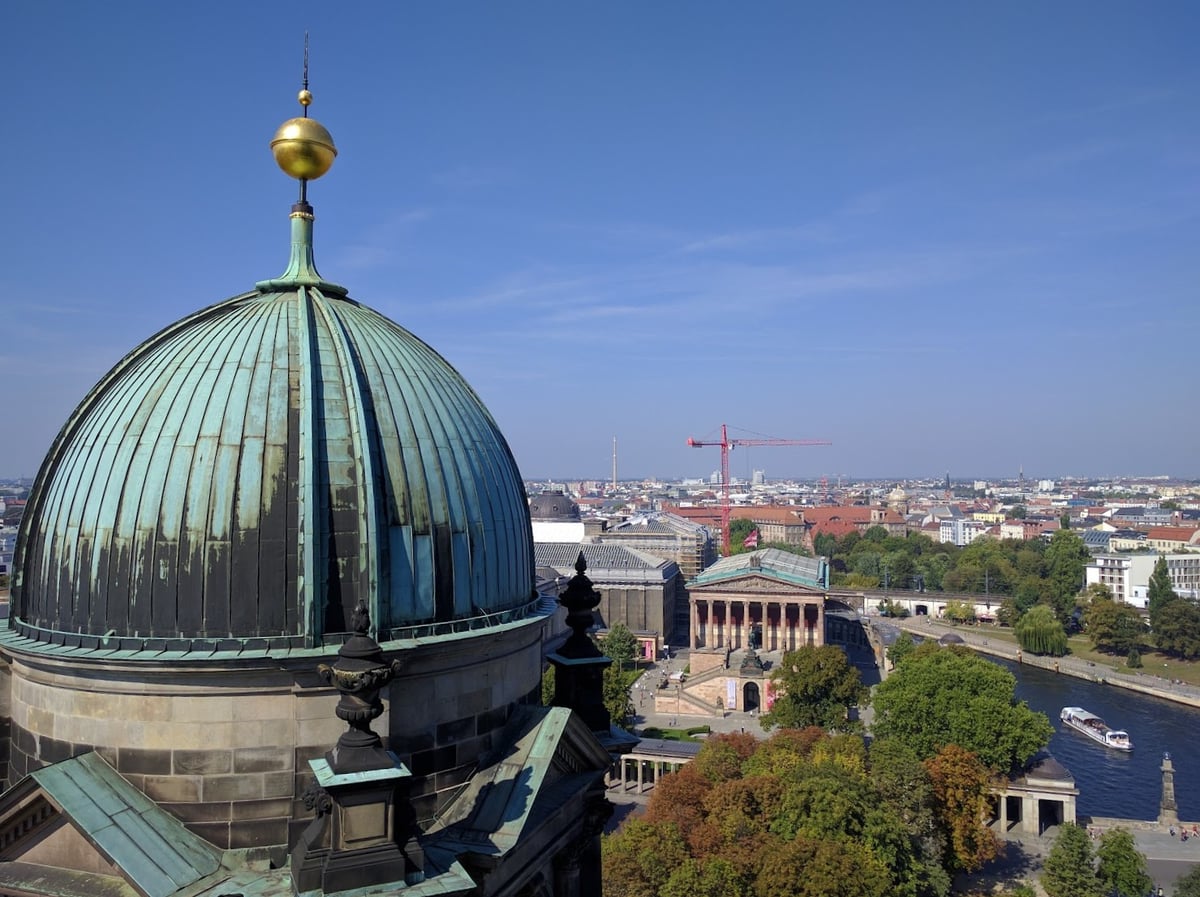 Vista de la cúpula del Reichstag durante el atardecer