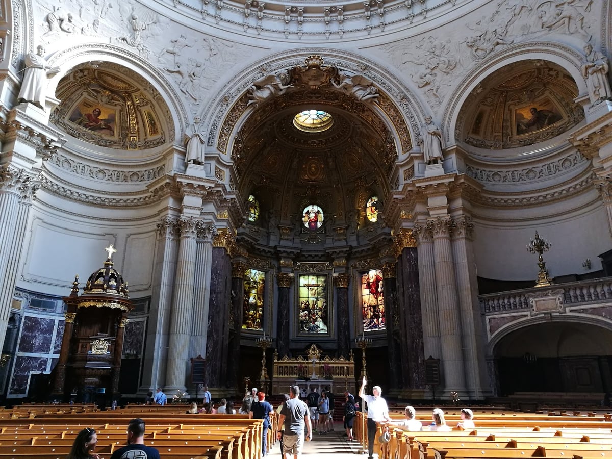 Interior de la Catedral de Berlín con el altar al fondo