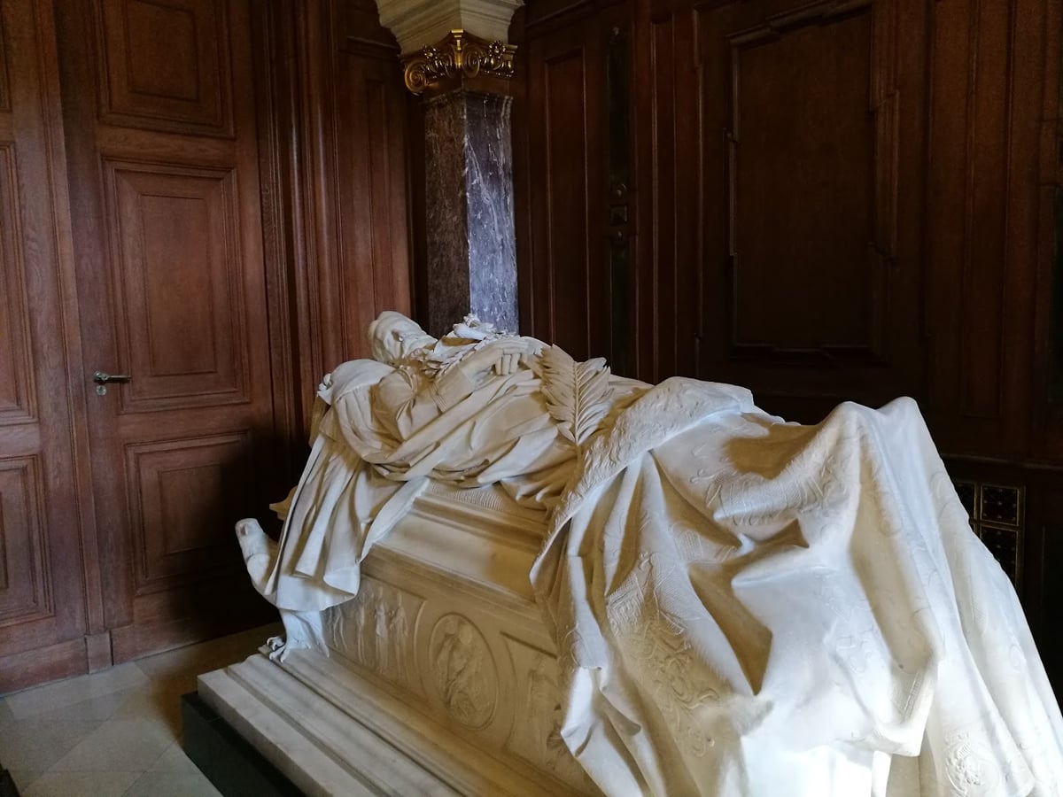 Escultura funeraria de mármol en una sala histórica