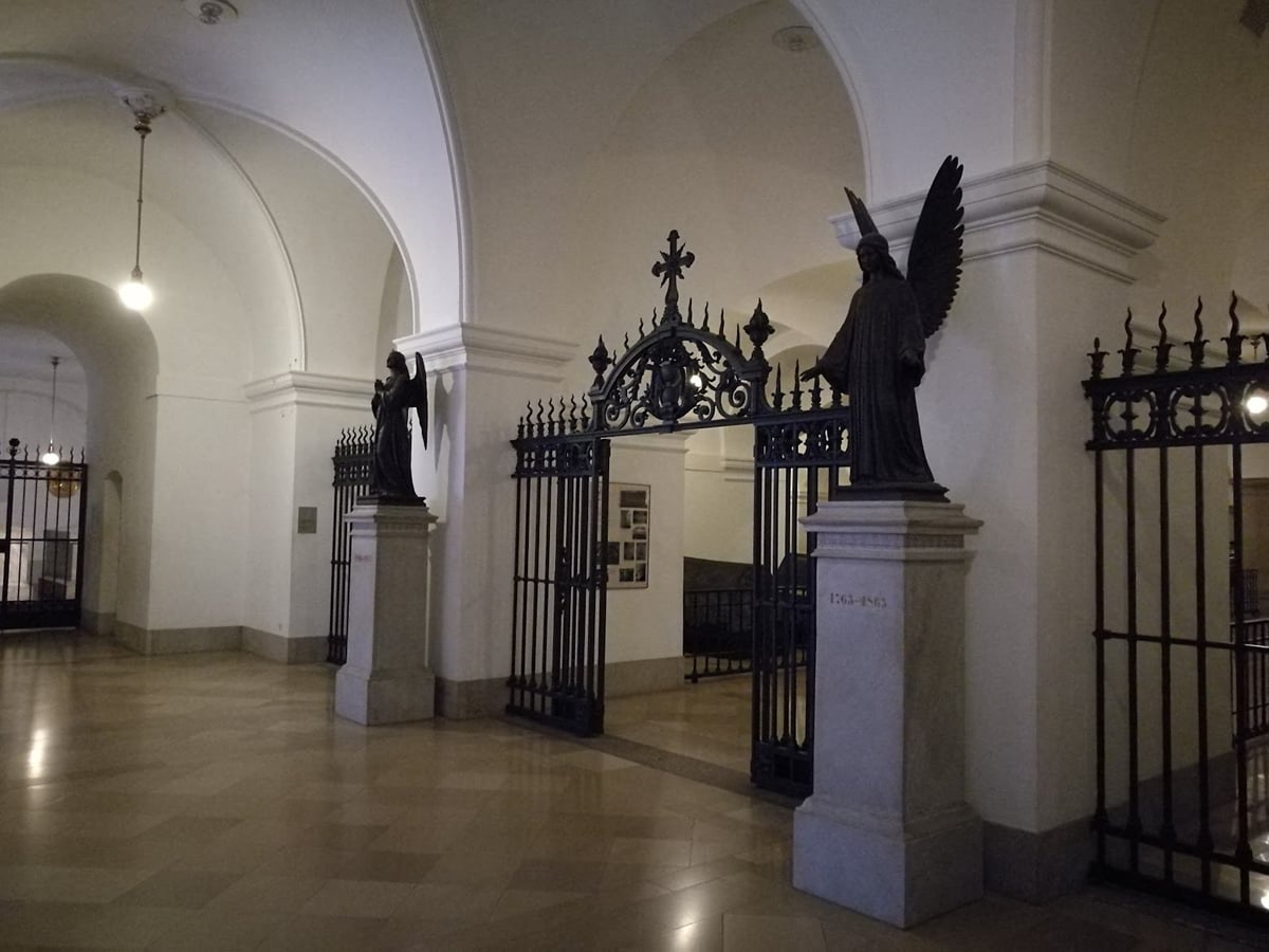 Interior de una sala histórica con piezas escultóricas