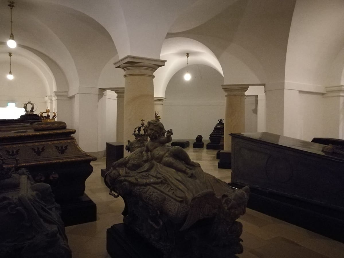 Escultura funeraria de piedra en una sala