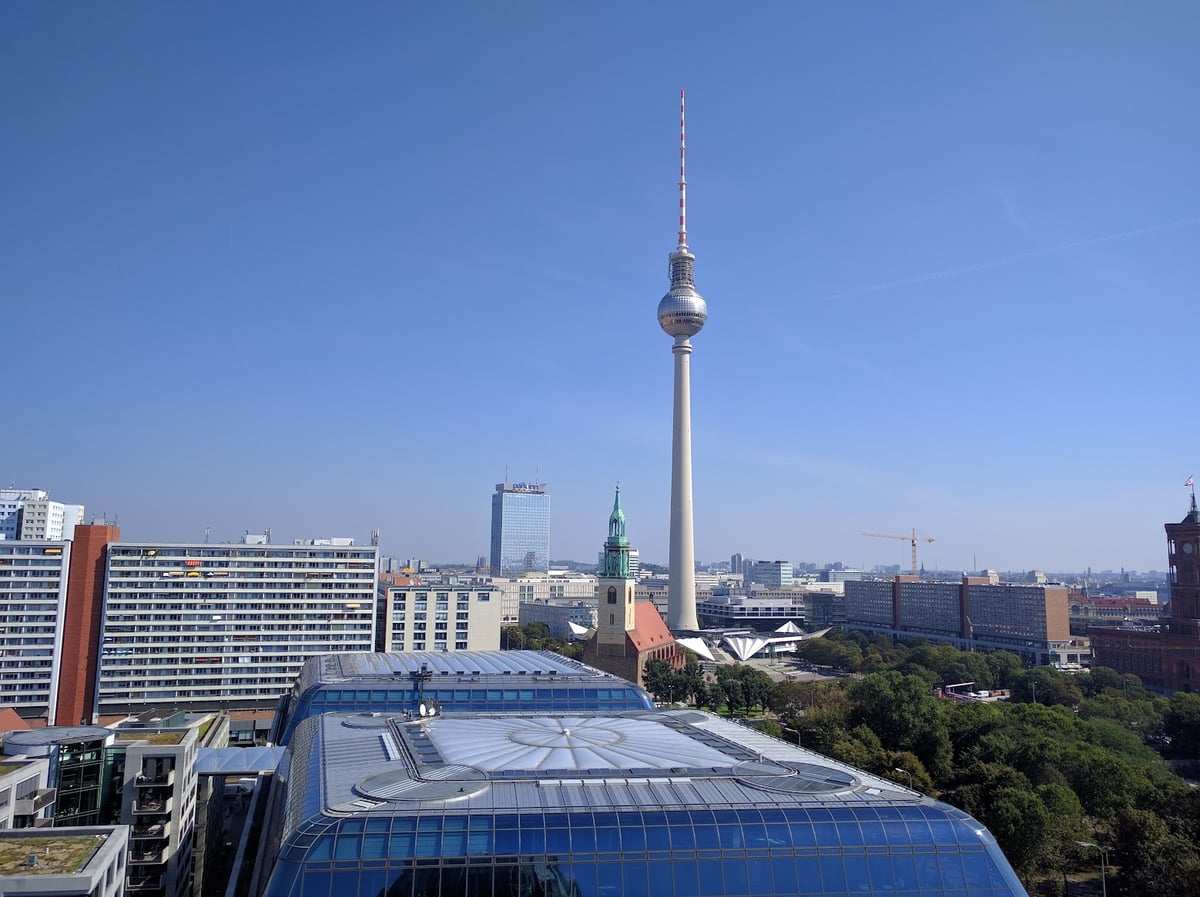 Vista de la torre de televisión desde una terraza