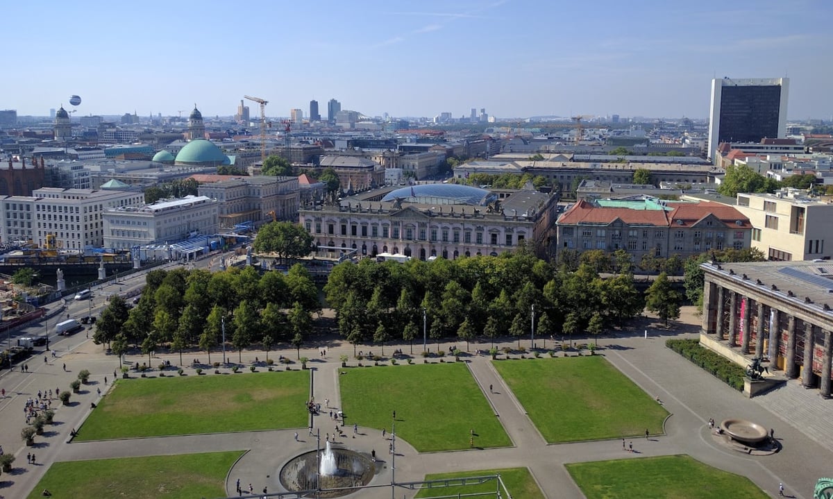 Vista aérea del centro de Berlín con jardines y edificios