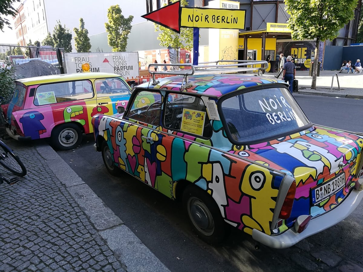 Coche decorado con grafitis en una calle de Berlín