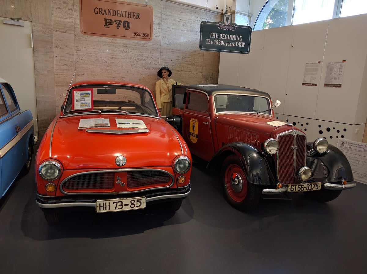 Coches clásicos expuestos en un museo