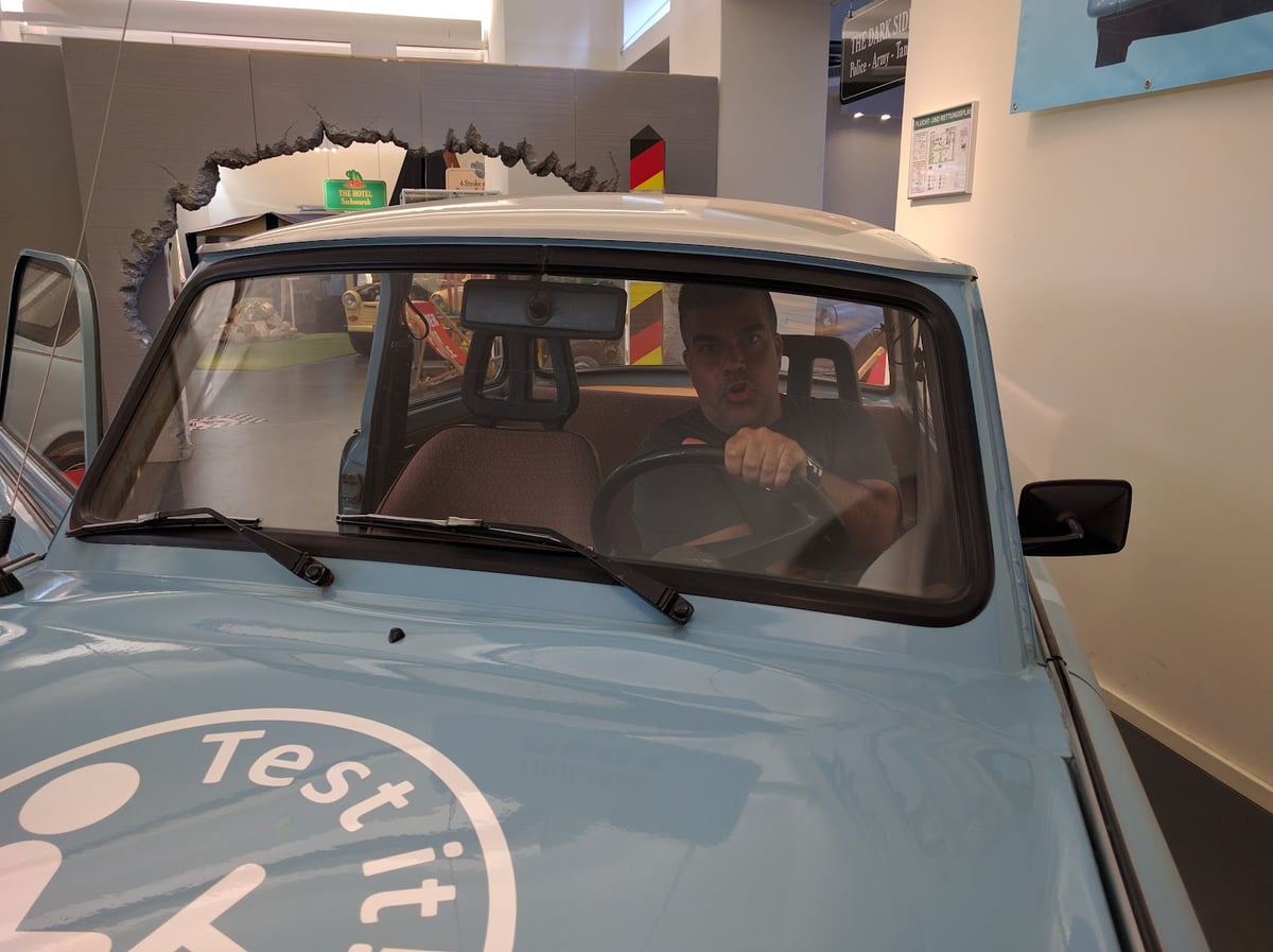 Coche clásico con la palabra Test en el capó