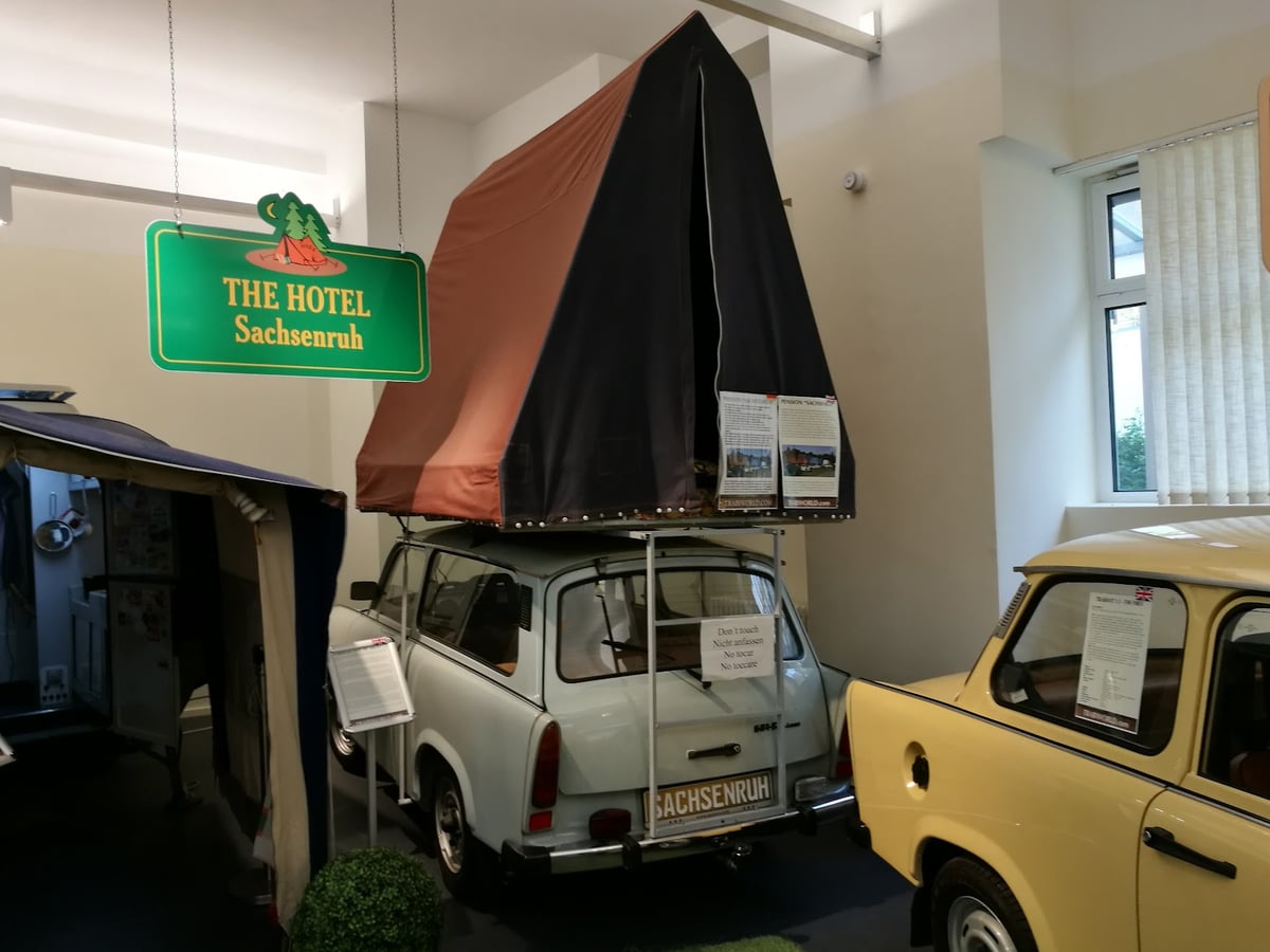 Coches antiguos expuestos en un museo